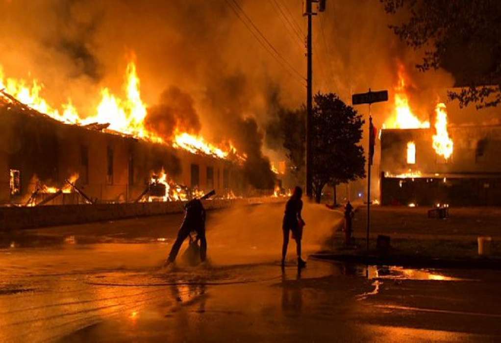 «Χάος» στις ΗΠΑ: Ταραξίες έβαλαν φωτιά σε συγκρότημα κατοικιών στο Ρίτσμοντ (βίντεο)
