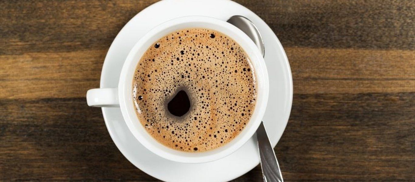 «Ψαλίδι» στον ΦΠΑ από σήμερα – Πόσο θα κοστίζει ο καφές και τα υπόλοιπα ροφήματα από εδώ και πέρα;