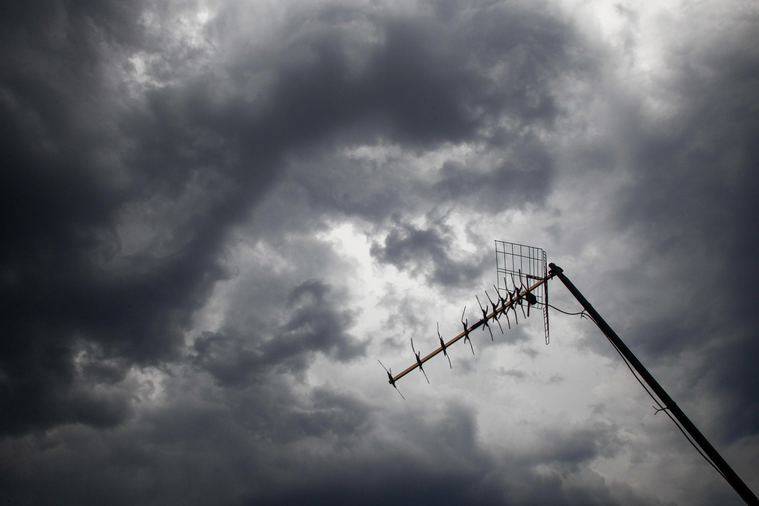 Καιρός: Με βροχές ξεκινά ο Ιούνιος – Που θα εκδηλωθούν καταιγίδες