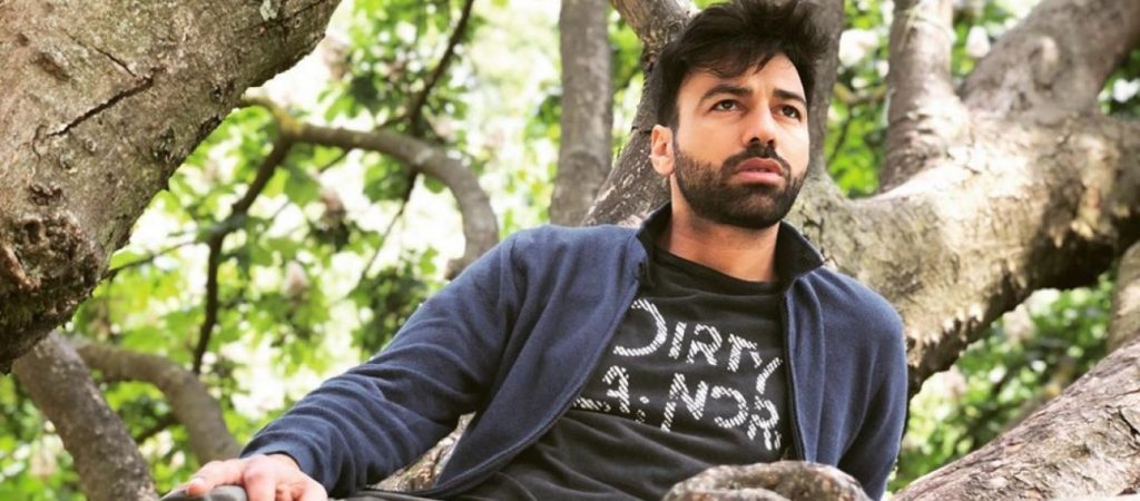 Ο Ανδρέας Γεωργίου ποζάρει ολόγυμνος στο δάσος και ο γυναικείος πληθυσμός «λιώνει» (φωτο)