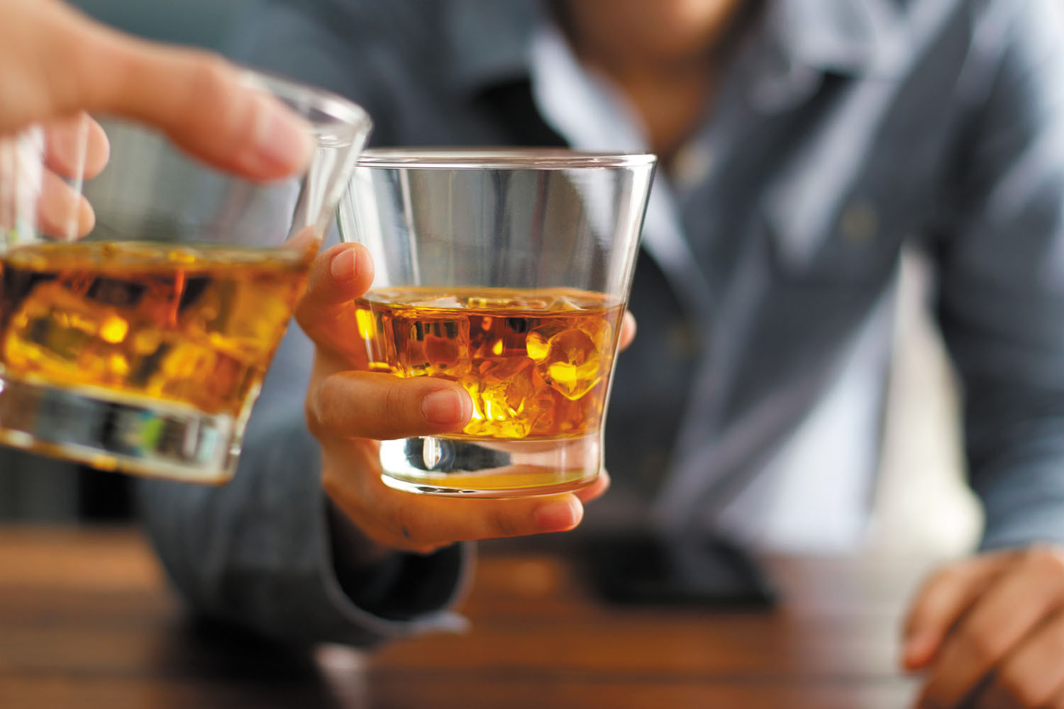 Το έριξαν στο ποτό οι Βρετανοί – Το 47% ξεκινούσε τη μέρα του με αλκοόλ για να αντιμετωπίσει την καραντίνα