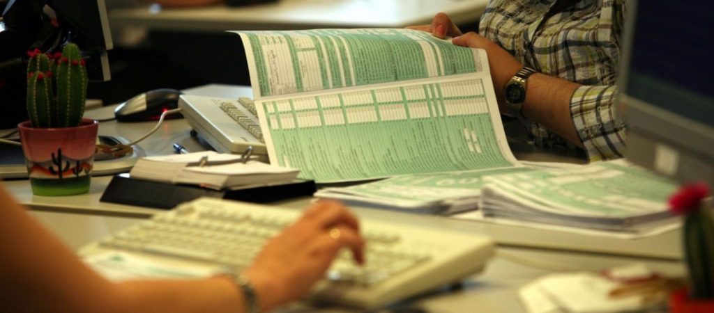 Εφορία: Οι τρεις κατηγορίες που θα πληρώσουν φέτος το μισό τους εισόδημα σε φόρους