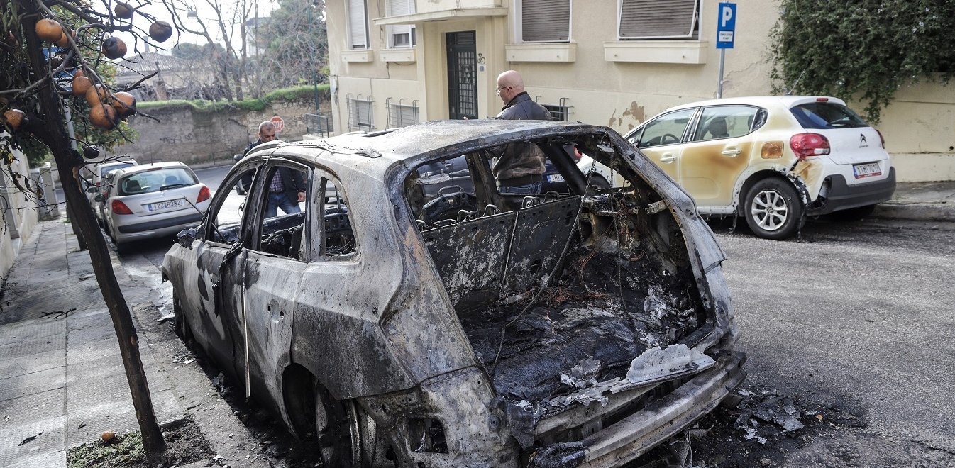 Ίλιον: Άγνωστοι έβαλαν φωτιά σε δύο οχήματα