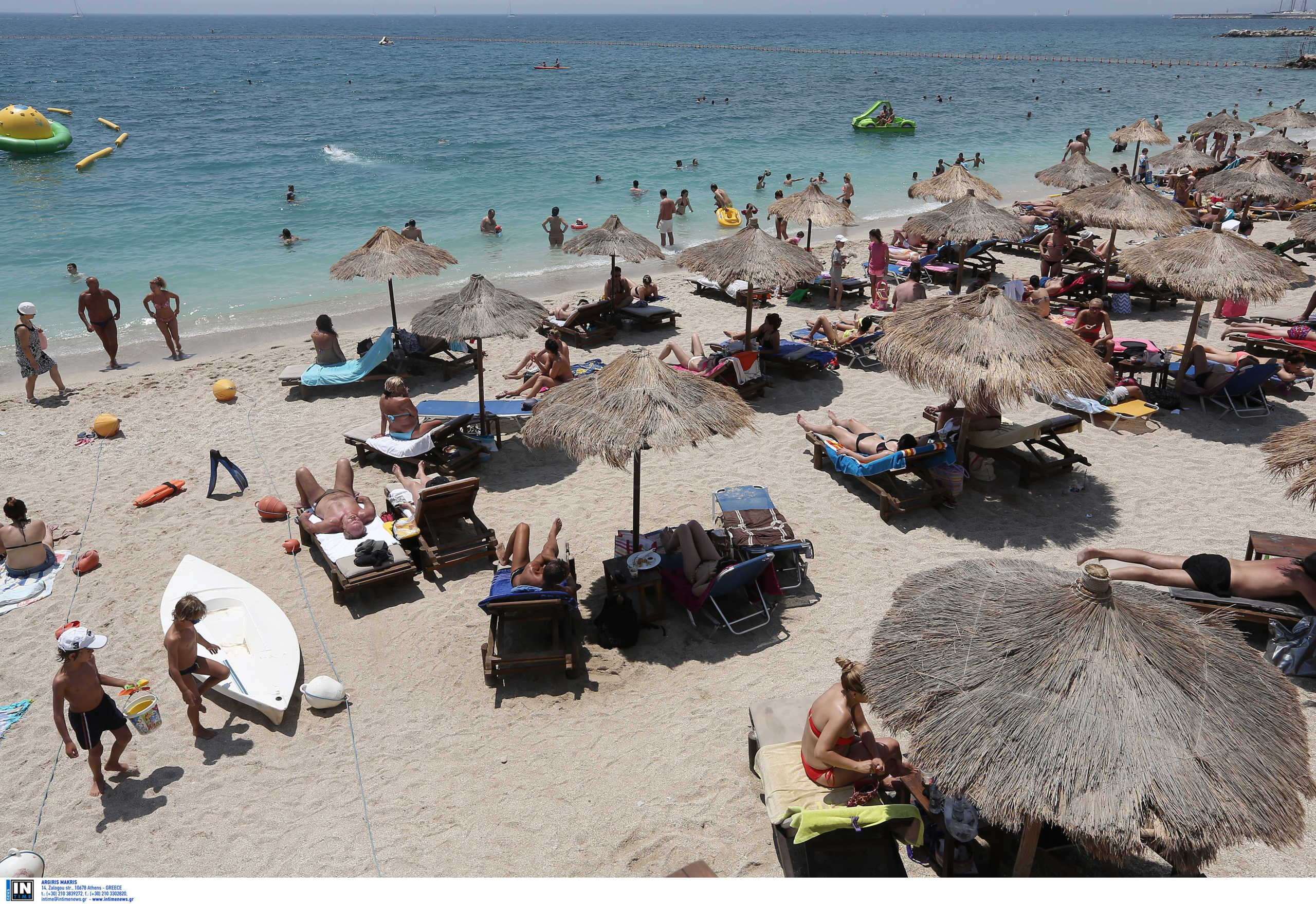 «Χαλαρώνουν» τα μέτρα στις οργανωμένες παραλίες: Επιτρέπεται από σήμερα αλκοόλ και μουσική