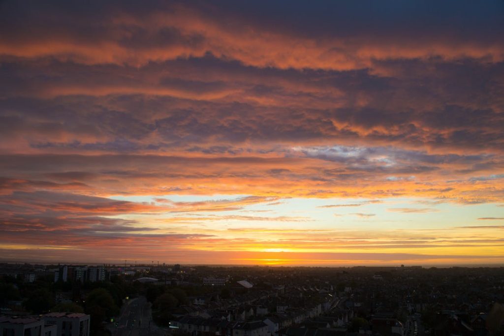 Όταν η δύση του ήλιου ενώνεται με την ανατολή – «Μαγικές» εικόνες! (βίντεο)