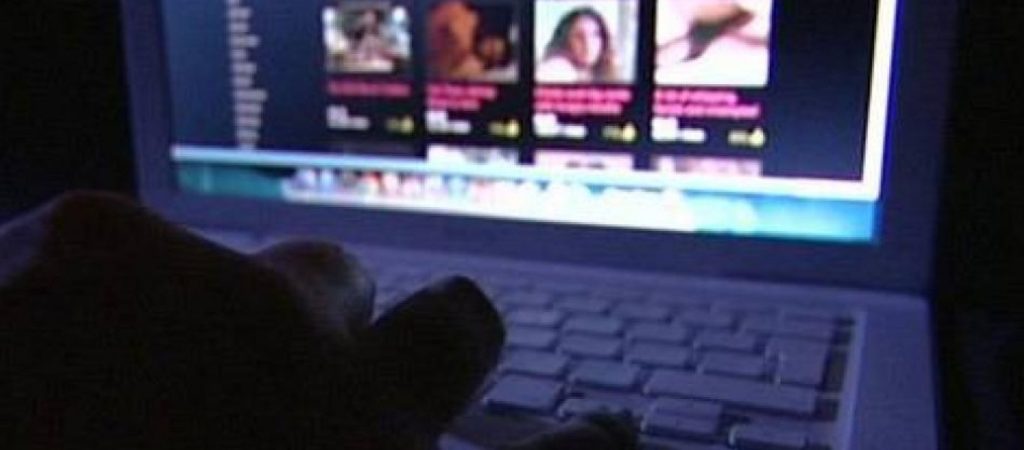 Πότε γίνεται επικίνδυνη η παρακολούθηση ερωτικών ταινιών; – Πόσος χρόνος είναι φυσιολογικός;