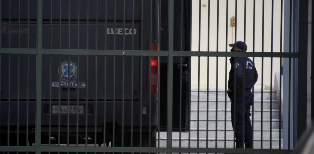 Χαλκίδα: Συνελήφθη σωφρονιστικός υπάλληλος – Μετέφερε 200 χάπια και κινητά τηλέφωνα