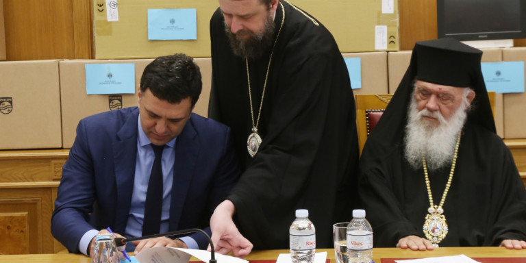 Δωρεά ιατρικών μόνιτορ αξίας 85.000 ευρώ και έναν σταθμό παρακολούθησης ΜΕΘ  από τον Ιερώνυμο στον Κικίλια