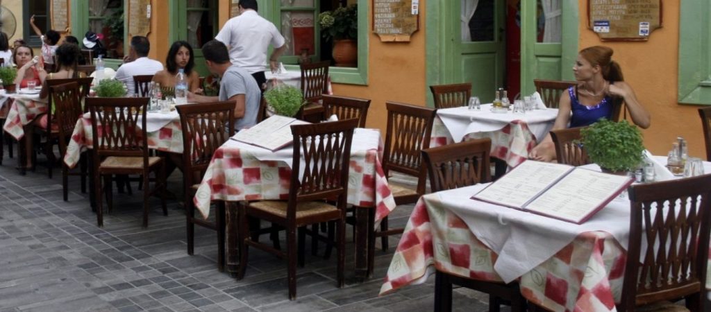 Άρση περιορισμών: Πως θα τοποθετηθούν τα τραπέζια στους εσωτερικούς χώρους στην εστίαση (φώτο)