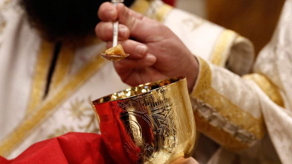 Ιερά Σύνοδος: “Καμία αλλαγή στη μετάδοση Θείας Κοινωνίας”