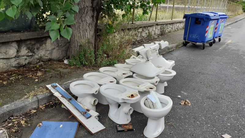 Εικόνες-σοκ από την Χαλκιδική: Ξενοδοχείο πέταξε τις τουαλέτες δίπλα στη θάλασσα (φώτο – βίντεο)