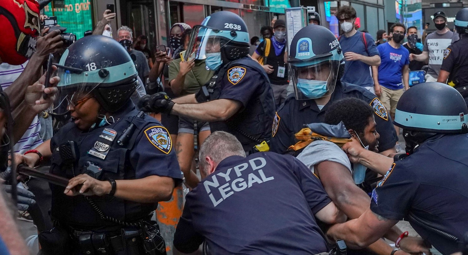 ΗΠΑ: Στη δημοσιότητα διάλογοι αστυνομικών –  «Πατήστε τους με τα οχήματά σας» λένε για τους διαδηλωτές (βίντεο)