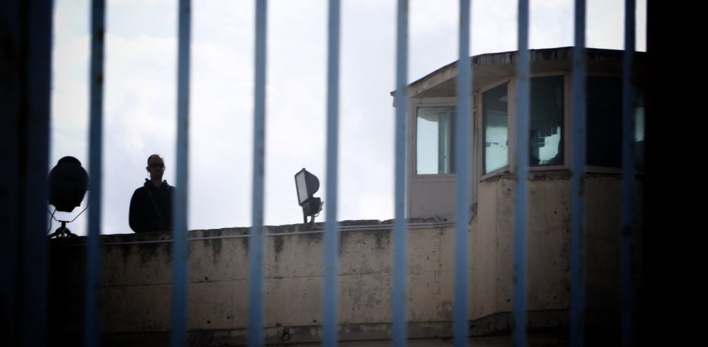 «Λαβράκι» έβγαλε η έρευνα στα κελιά της «17Ν» και της «Συνωμοσίας» – Κατασχέθηκαν κινητά, κοντάρια και λεπίδες (φώτο)
