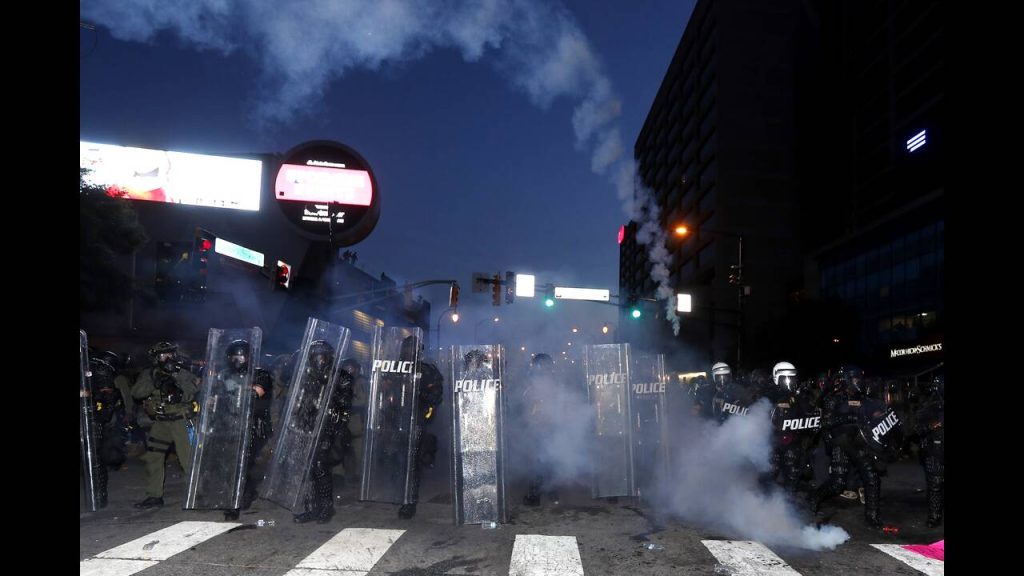 Μόσχα: Αδικαιολόγητη χρήση αστυνομικής βίας εναντίον δημοσιογράφων και διαδηλωτών στις ΗΠΑ