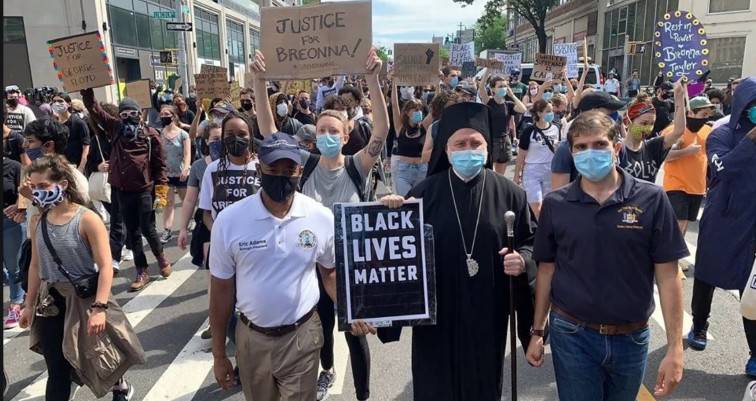 O Αρχιεπίσκοπος Αμερικής σε ειρηνική διαμαρτυρία για την δολοφονία Φλόιντ