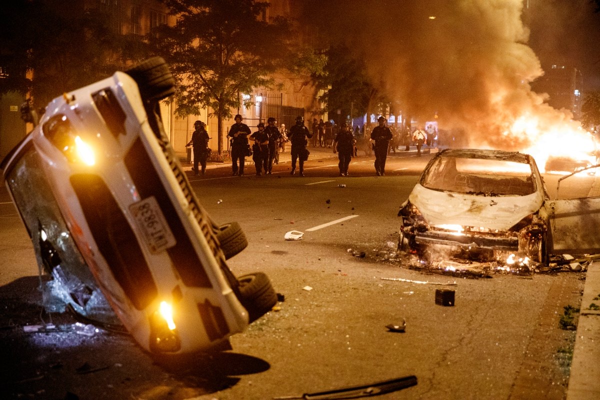 ΗΠΑ: Δύο αστυνομικοί τραυματίστηκαν στο Μπρούκλιν κατά τη διάρκεια διαδηλώσεων για τον Tζορτζ Φλόιντ