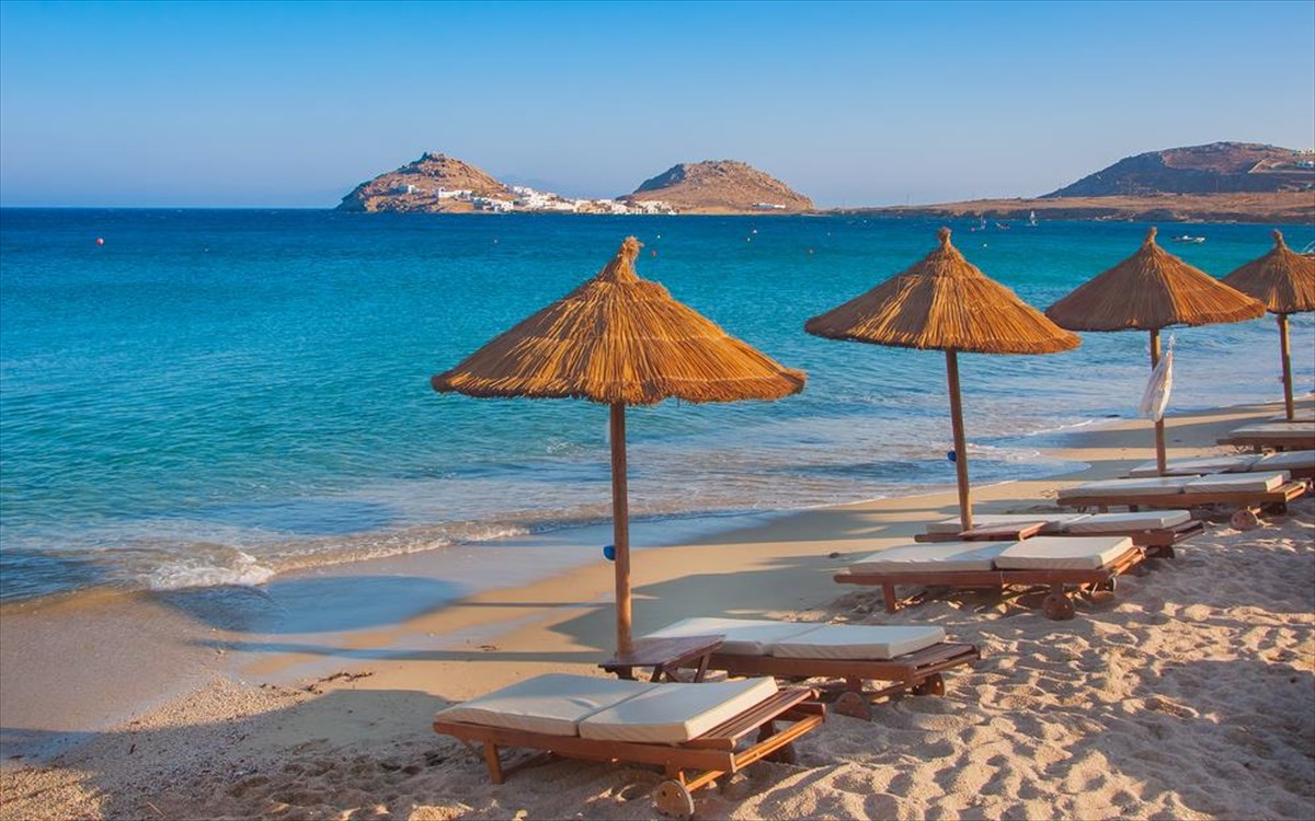 Εικόνες-σοκ από Μύκονο: «Ξήλωσαν» ομπρέλες και ξαπλώστρες! (βίντεο)