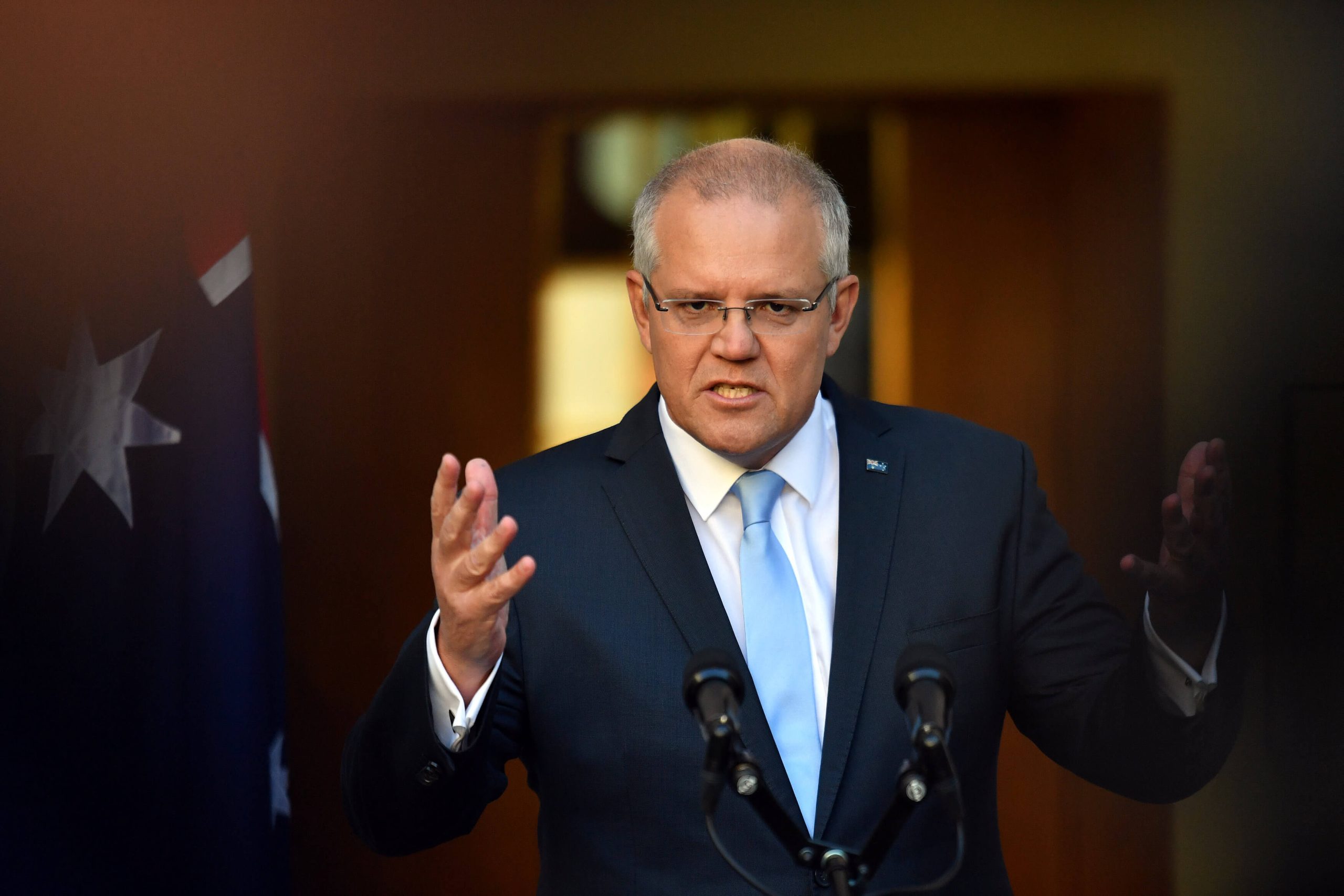 Πολίτης κάνει παρατήρηση στον Αυστραλό πρωθυπουργό επειδή πατά το γρασίδι του και γίνεται viral (βίντεο)