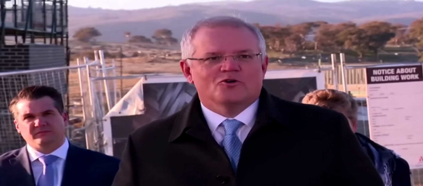 «Μην πατάτε το γρασίδι»: Το άβολο στιγμιότυπο του Αυστραλού πρωθυπουργού (βίντεο)