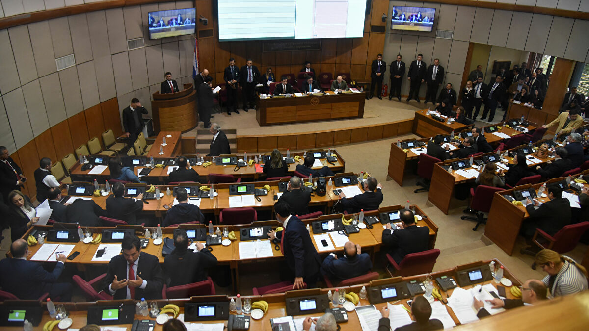 Παραγουάη: Βουλευτής «εξερράγη» στο βήμα της Βουλής – Φώναζε και έβγαζε τα ρούχα του (βίντεο)
