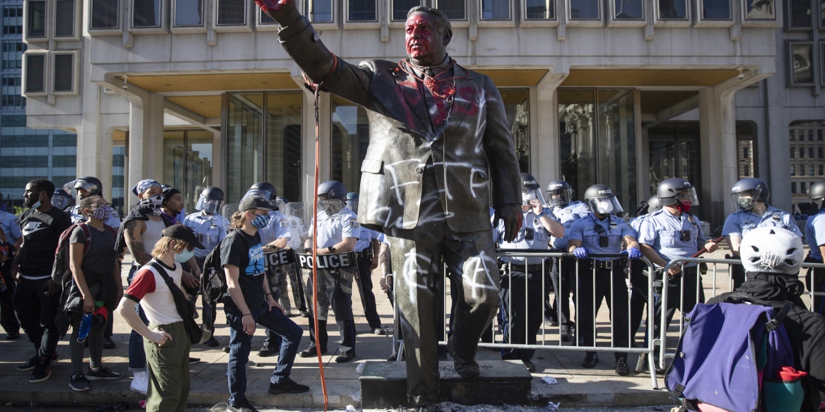 Φιλαδέλφεια: Αφαιρούν άγαλμα πρώην αστυνομικού διευθυντή ύστερα από «απαίτηση»… διαδηλωτών