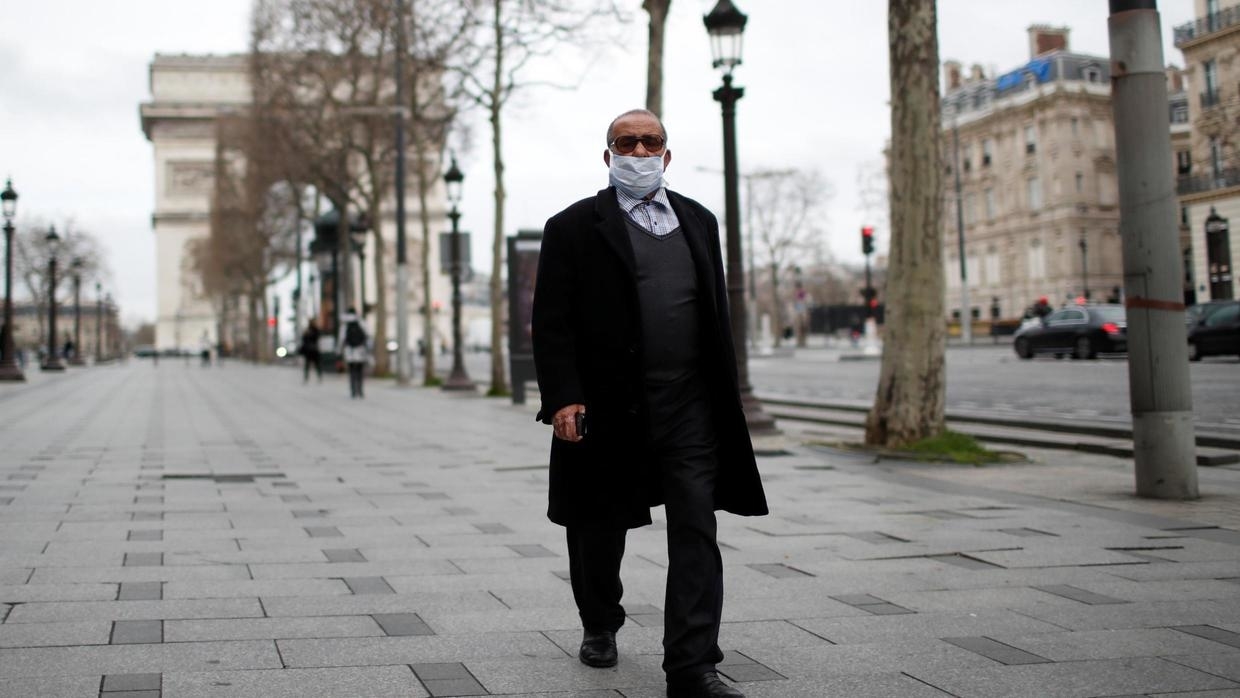 Τα αλλάζει (ξανά) ο ΠΟΥ: Συνιστά τη χρήση μάσκας σε δημόσιους χώρους
