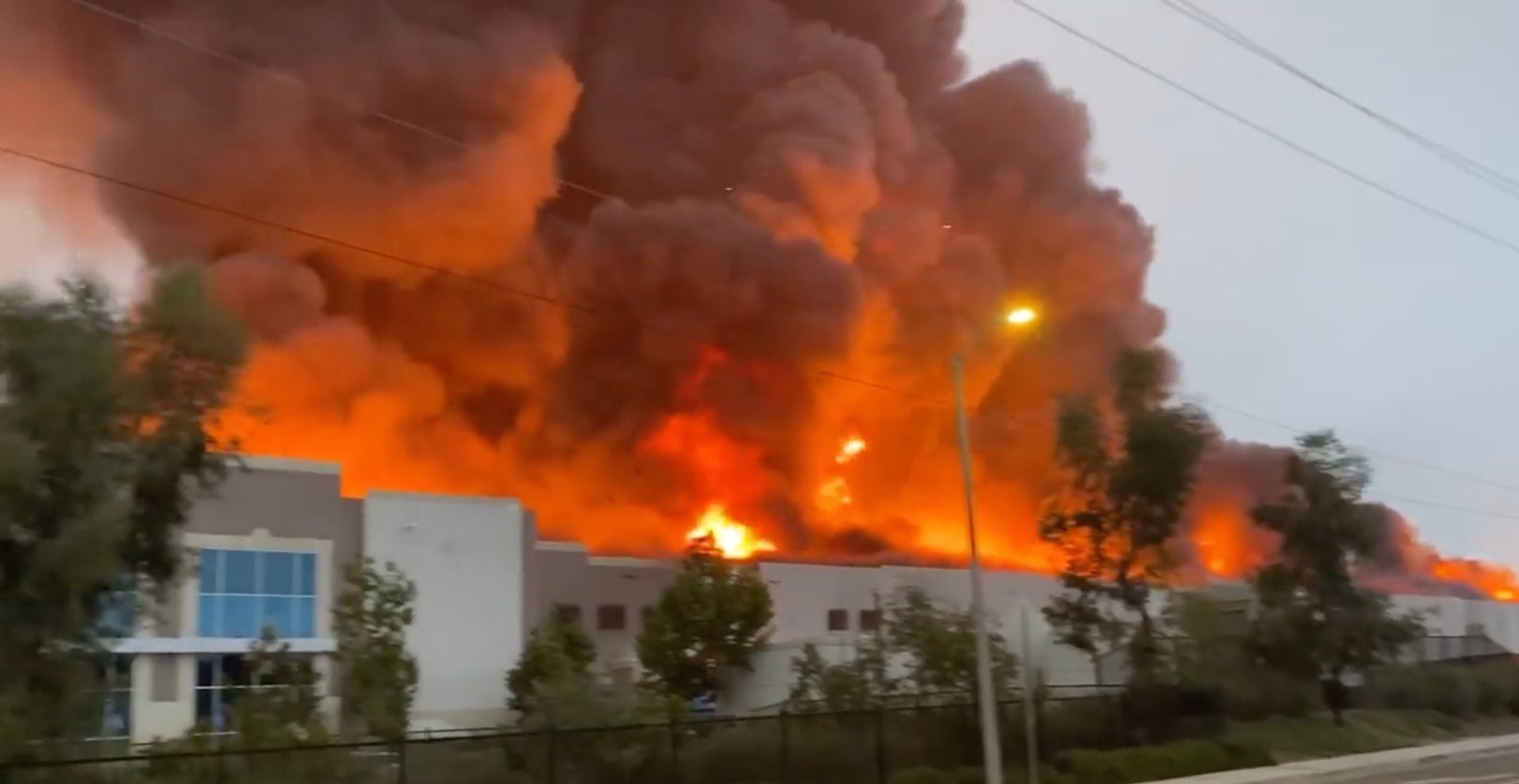 Τεράστια πυρκαγιά σε αποθήκη στην Καλιφόρνια: Πληροφορίες ότι ανήκει στην Amazon (βίντεο)