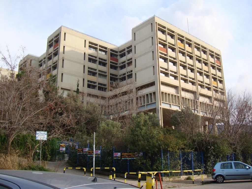 Επίθεση στο γραφείο του πρύτανη του Πολυτεχνείου Ζωγράφου – Έσπασαν την πόρτα και πέταξαν μπογιές και τρικάκια