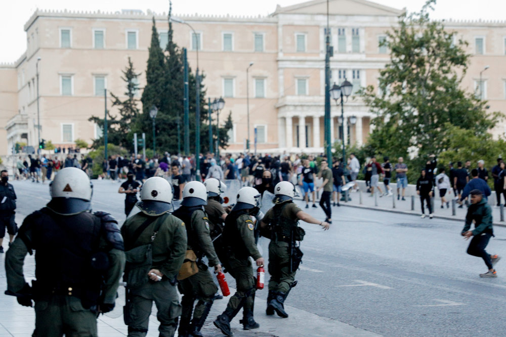 Εκ νέου ένταση στο κέντρο της Αθήνας: Άγνωστοι πέταξαν αντικείμενα σε αστυνομικούς (φώτο)