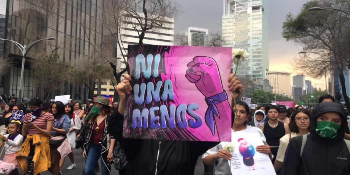 Βίαια επεισόδια στο Μεξικό: Διαδηλωτές πυρπολούν αστυνομικό (βίντεο)