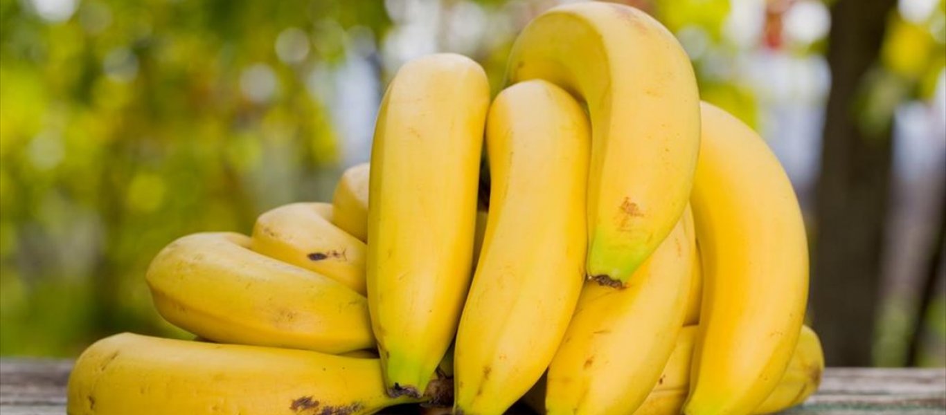 Θαυματουργό: Το κόλπο με την πλαστική μεμβράνη για να μην μαυρίζουν οι μπανάνες (βίντεο)
