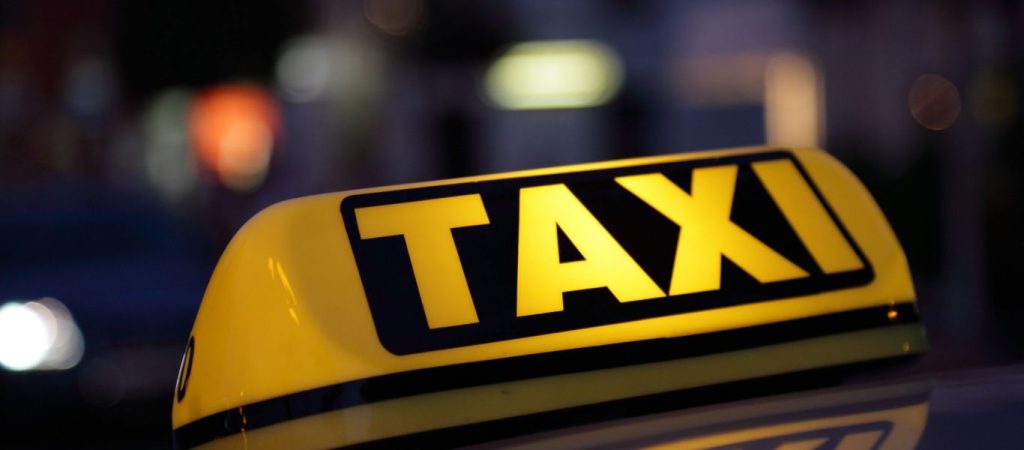 Ταξί: Μειώνονται τα κόμιστρα σε διαδρομές προς και από το αεροδρόμιο – Ποιες θα είναι οι νέες τιμές;