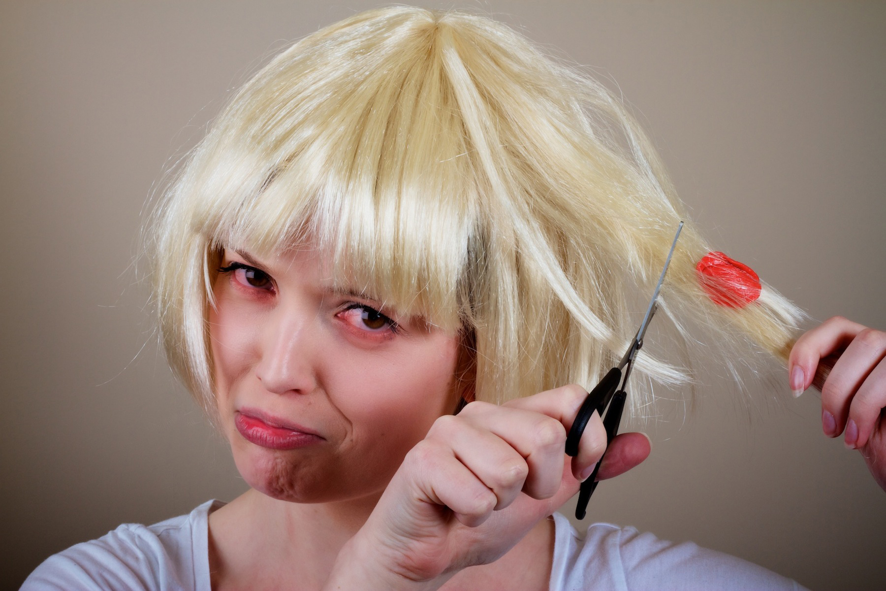 Κολλημένη τσίχλα σε μαλλιά ή ρούχα; – Το κόλπο για να την απομακρύνετε