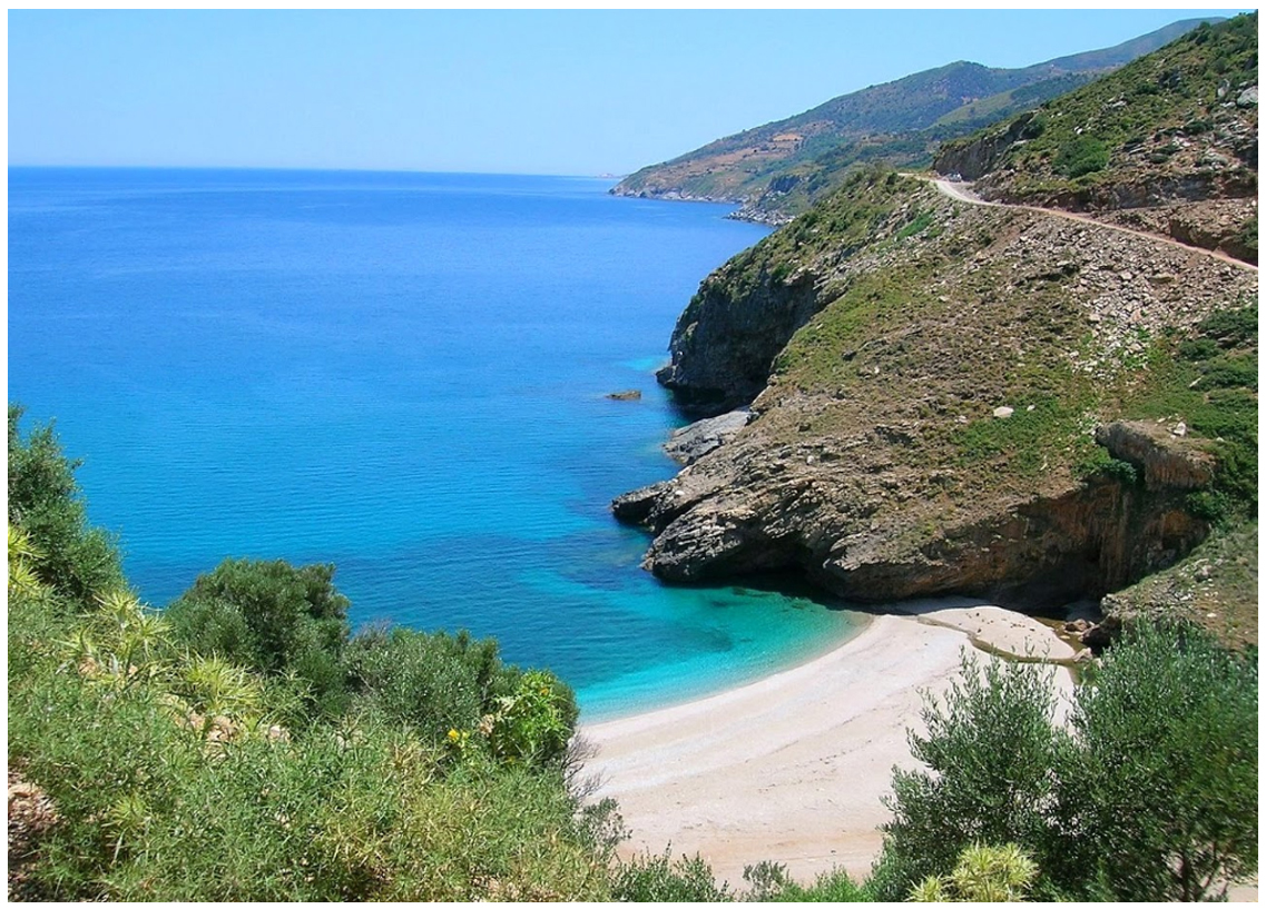 Αυτή είναι η μαγική παραλία που είδαμε στο σποτ για τον τουρισμό και έχει «τρελάνει» τους πάντες (φωτο)