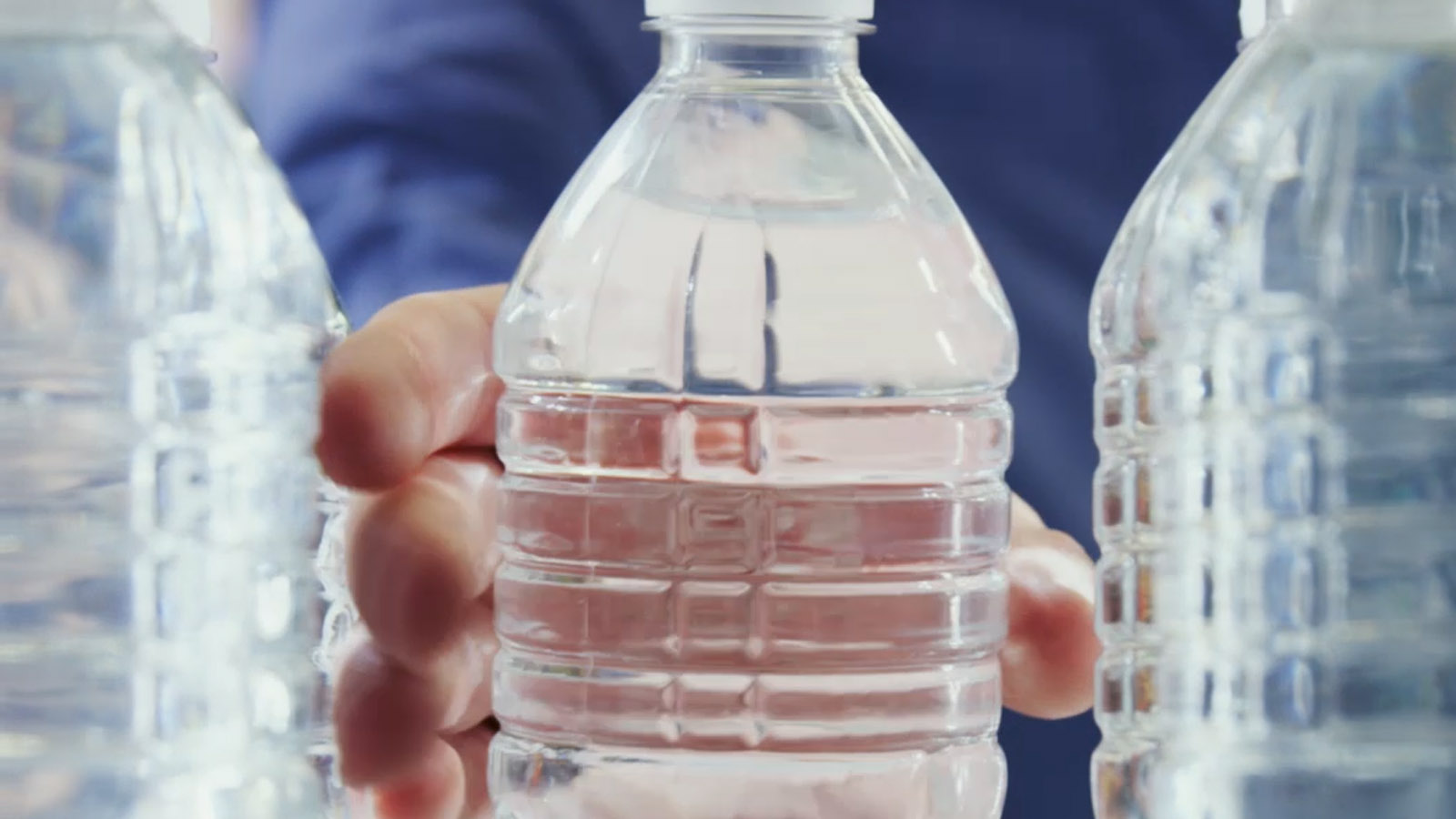 Προσοχή με τα πλαστικά μπουκάλια νερού το καλοκαίρι – Τι πρέπει να κάνετε (φωτο)