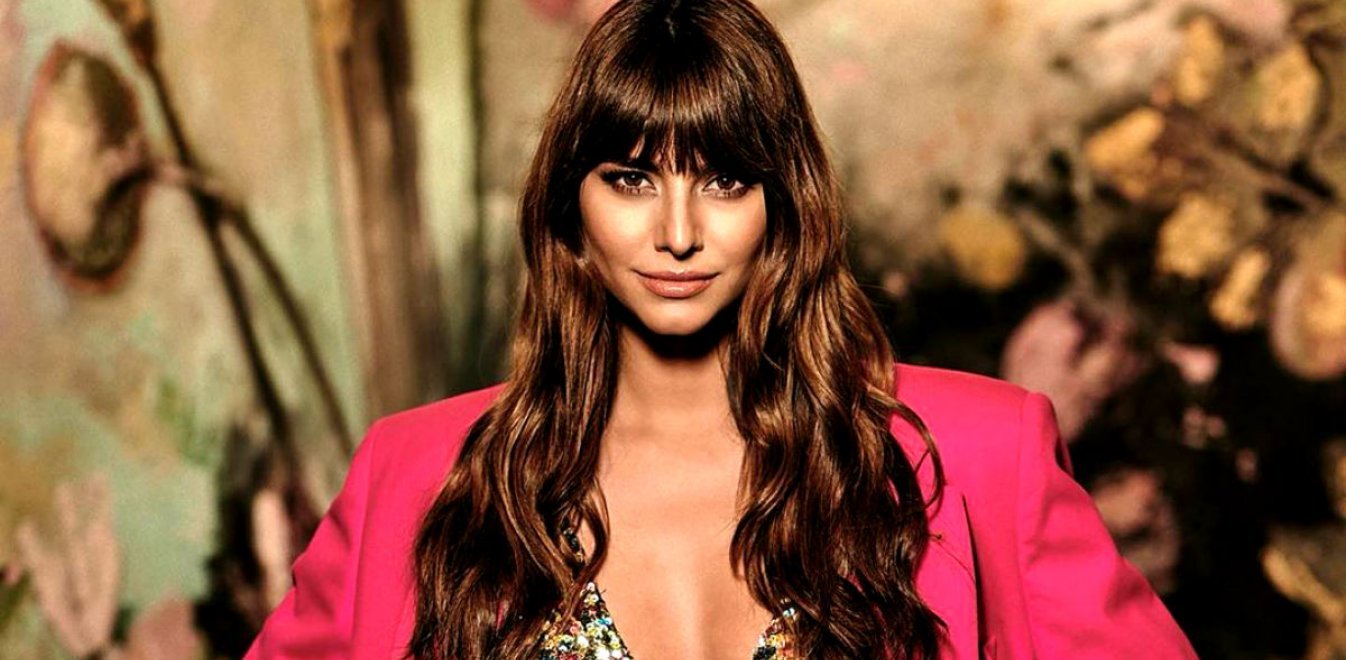 Η Η.Παπαγεωργίου ποζάρει με κίτρινο μπικίνι και η θερμοκρασία αγγίζει «κόκκινο» (φώτο)