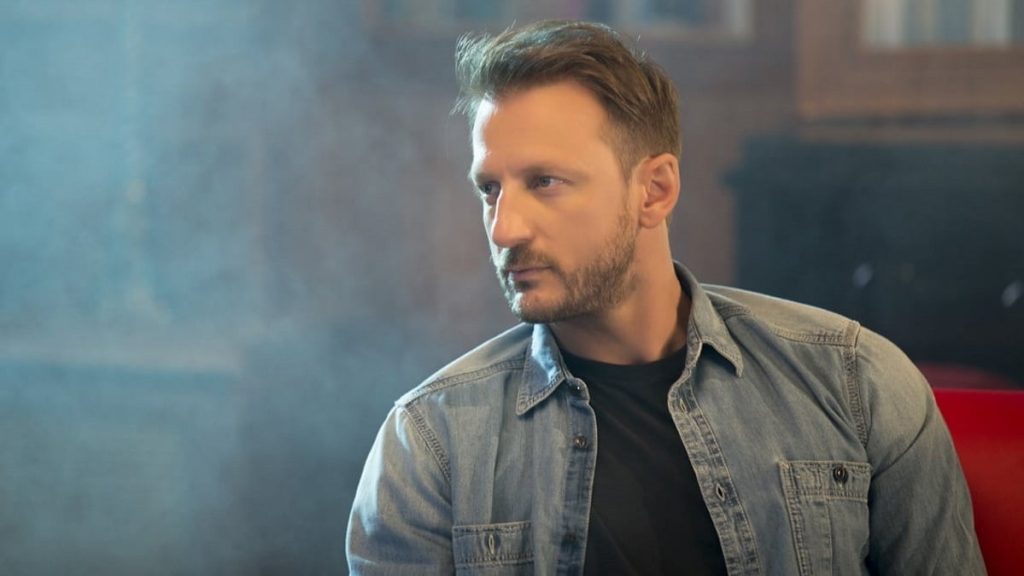 Κ.Καραφώτης: «Θέλω την προσωπική μου ζωή να την κρατώ προσωπική – Έχει πολλές ευθύνες το να μεγαλώνεις ένα παιδί»