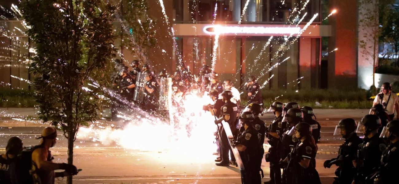 ΗΠΑ: Συνεχίζονται οι διαδηλώσεις – «Αφοπλίζεται» η αστυνομία