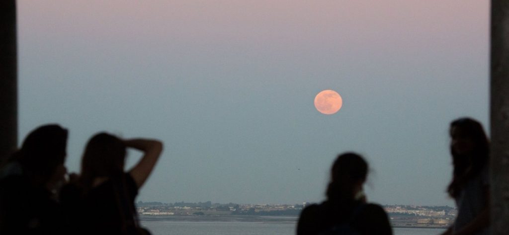 Όμορφες εικόνες από την πρώτη πανσέληνο του Ιουνίου (φώτο)