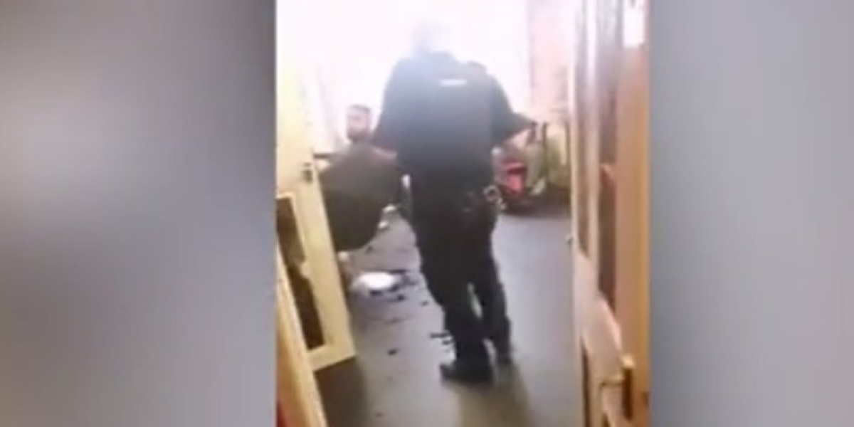 Η έφοδος της αστυνομίας τον άφησε… μισοκουρεμένο – Επική αντίδραση (βίντεο)