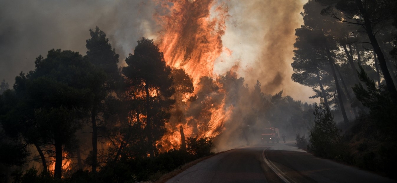 Ζάκυνθος: Σε ύφεση η φωτιά – Επιχειρούν ελικόπτερα της πυροσβεστικής (φώτο)