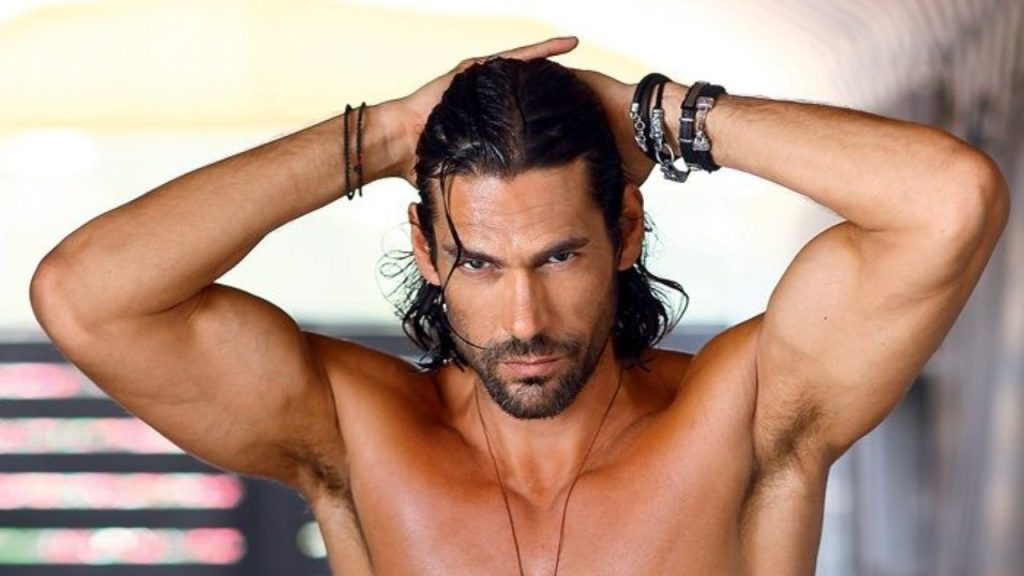 Ο Γ.Σπαλιάρας βρήκε την «ιδανική»; – Ποζάρει με φουσκωτή κούκλα και «ρίχνει» το διαδίκτυο (φώτο)