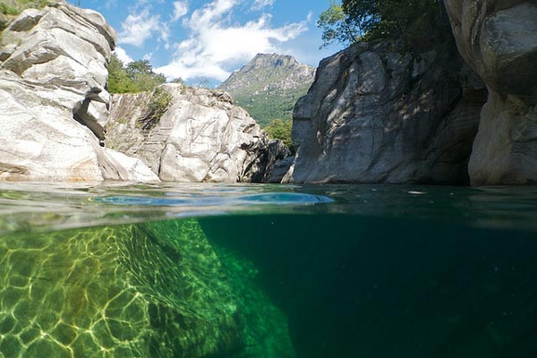 Verzasca Valley: Η «εξωτική» κοιλάδα της Ελβετίας με τον εντυπωσιακό τιρκουάζ ποταμό (φωτο)
