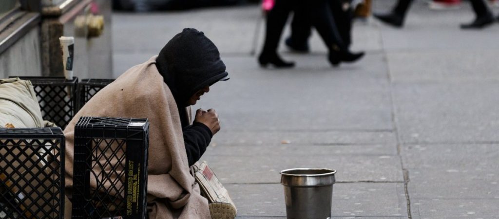 Ο… ιός της φτώχειας έχει περισσότερα «θύματα» από τον κορωνοϊό – Το 43% των Ελλήνων έχει καθυστερημένες οφειλές