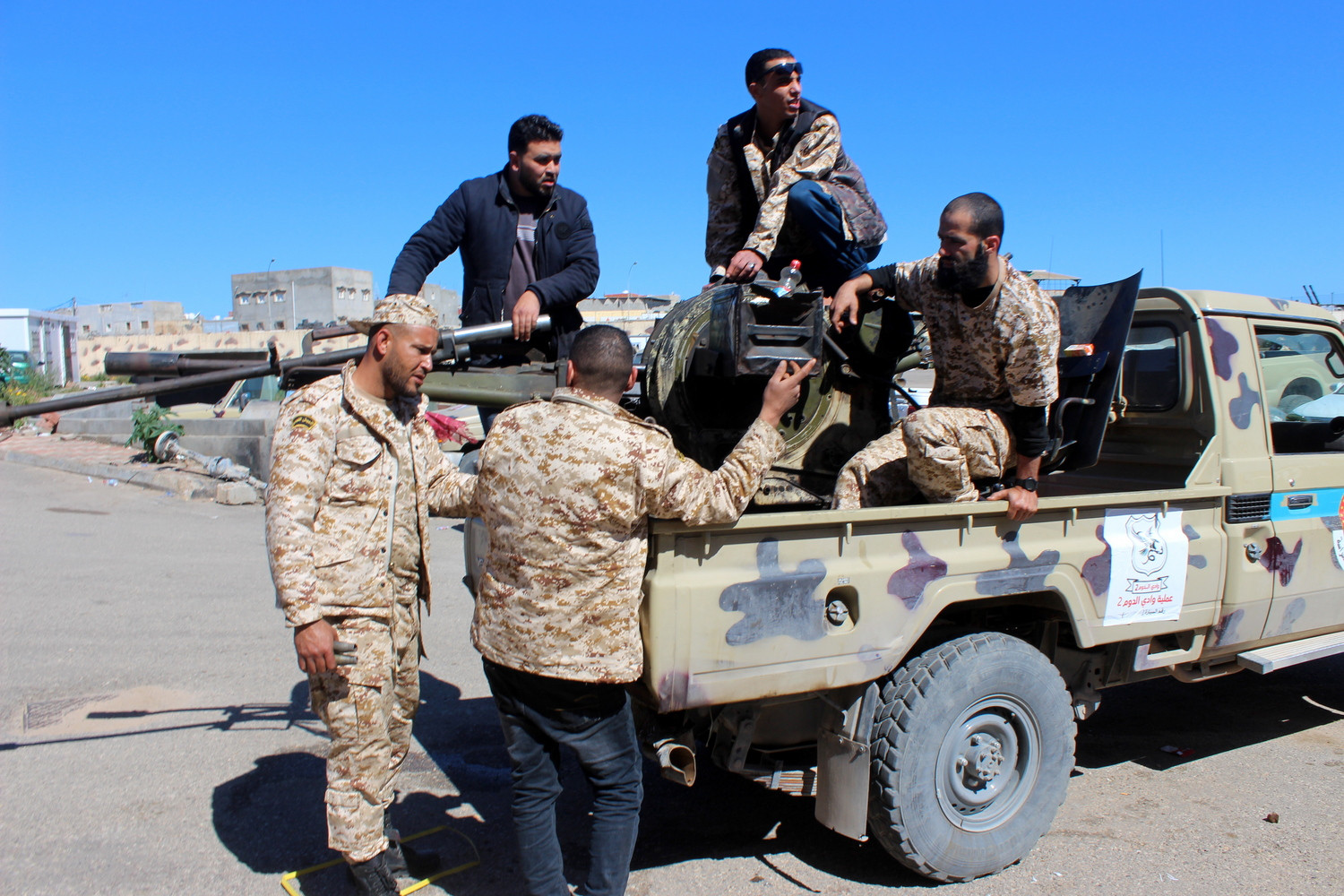 Συριακό παρατηρητήριο: «Ο Χ.Χάφταρ προσλαμβάνει Σύρους μαχητές για να πολεμήσουν στην Λιβύη»