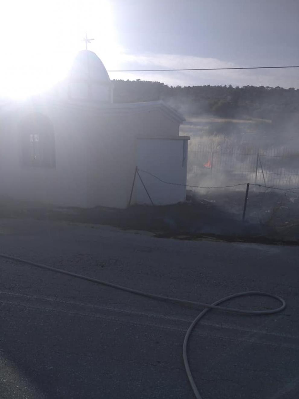 Μόρια: Φωτιά κοντά στο πρόσφατα ανακαινισμένο εκκλησάκι μετά από βανδαλισμό