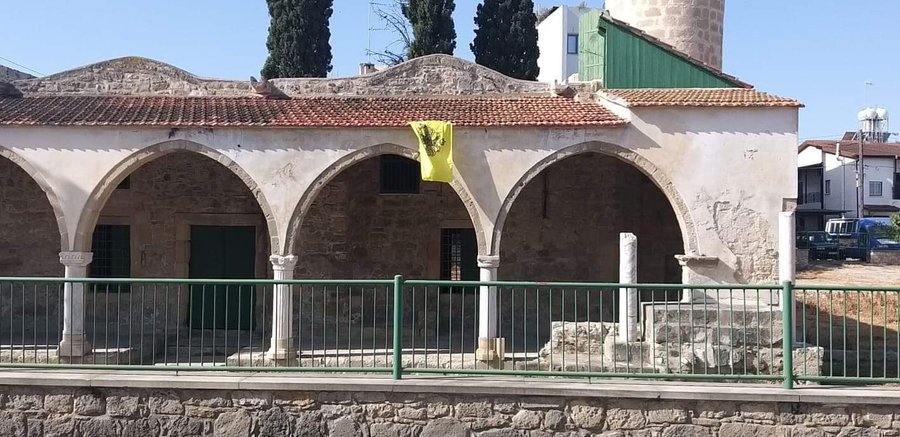 Αφηνίασαν οι Τούρκοι με την σημαία του Βυζαντίου που ανέβηκε σε τζαμί στη Λάρνακα: «Πρόκληση από Ελλάδα»