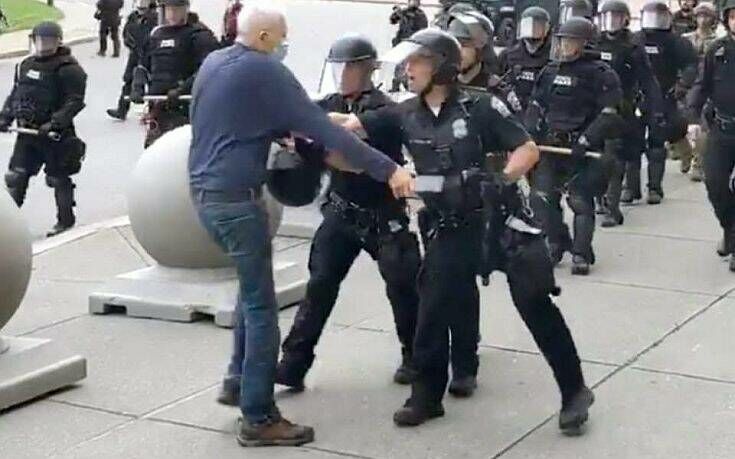 Στο εδώλιο 2 αστυνομικοί  στις ΗΠΑ γιατί έριξαν έναν διαδηλωτή: «Σκόνταψε» είπαν στην απολογία τους (βίντεο)