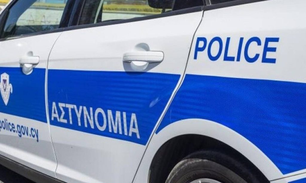 Κύπρος: Άνδρας ξυλοκοπεί στο μπαλκόνι του σύντροφο και σκύλο – Καταζητείται από τις Αρχές (βίντεο)