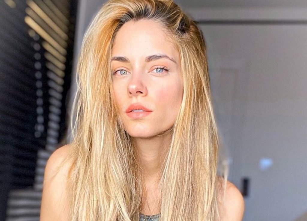 Η Δούκισσα Νομικού ποζάρει με αποκαλυπτικό κόκκινο μπικίνι και «ζαλίζει» τον ανδρικό πληθυσμό (φωτο)